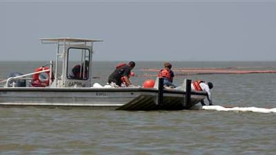 Des milliers d'Américains poursuivent leurs efforts -comme ici en déversant des produits dispersants- pour tenter d'endiguer la marée noire dans le golfe du Mexique dans l'espoir de protéger les côtes. /Photo prise le 5 mai 2010/REUTERS/Daniel Beltra/Gree