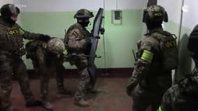 Les forces de police russes quelques secondes avant le début de l'opération 