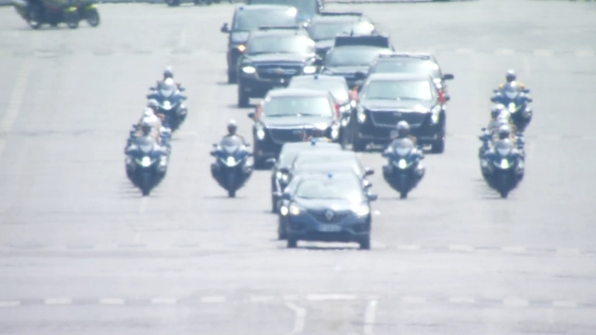 Le convoi américain avec Joe Biden descend les Champs-Elysées à Paris avant le ravivage de la flamme du Soldat inconnu le 8 juin 2024
