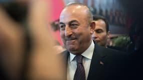 Le ministre turc des Affaires étrangères est attendu dimanche en France, à Metz, après avoir été refoulé des Pays-Bas samedi.