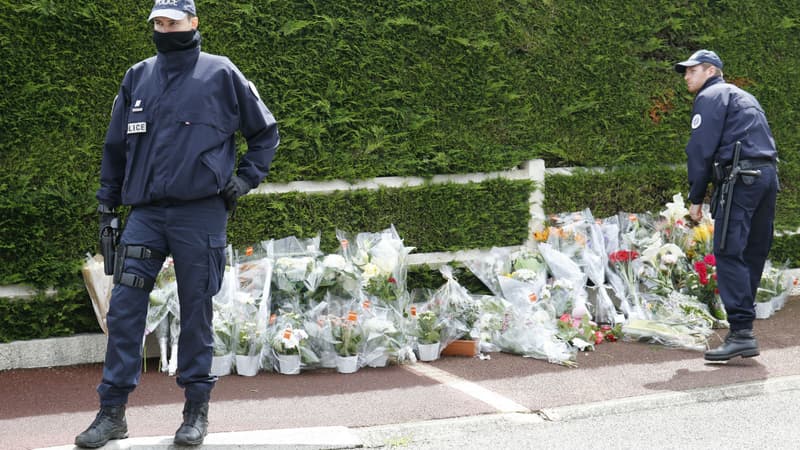 Les forces de l'ordre devant la maison des deux policiers tués à Magnanville, dans les Yvelines