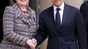 La secrétaire d'Etat américaine Hillary Clinton et Nicolas Sarkozy à l'Elysée. Des pays participants au sommet de Paris sur la Libye pourraient procéder à des frappes aériennes contre les forces de Mouammar Kadhafi dès la fin de la réunion, a-t-on appris