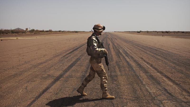 Un militaire français de l'opération Serval a trouvé la mort et un autre a été blessé dans un accident de la route survenu mardi dans le centre du Mali