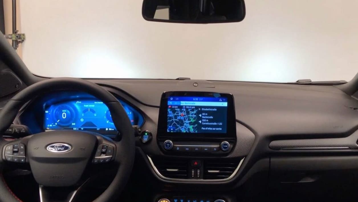 On reconnaît ainsi bien l'écran tactile central 8 pouces de la Fiesta comme la disposition globale des derniers intérieurs chez Ford, le simple ajout des compteurs numériques derrière le volant renforce l'accent technologique de ce Puma. On reconnaît ainsi bien l'écran tactile central 8 pouces de la Fiesta comme la disposition globale des derniers intérieurs chez Ford, le simple ajout des compteurs numériques derrière le volant renforce l'accent technologique de ce Puma.