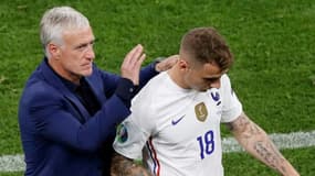 Le sélectionneur de l'équipe de France, Didier Deschamps, réconforte le défenseur Lucas Digne, sorti sur blessure contre le Portugal, lors de la 3e journée du groupe F à l'Euro 2020, le 23 juin 2021 à Budapest
