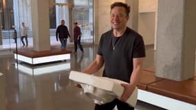 Elon Musk faisant son entrée dans le siège social de Twitter, le 26 octobre 2022