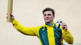 Matthew Richardson avec sa médaille d'argent du sprint lors des JO de Paris, le 9 août 2024