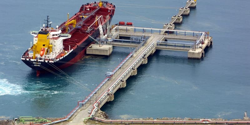 Un méthanier livrant du gaz naturel liquéfié (GNL) dans un port espagnol.