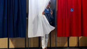 Dans un bureau de vote au Touquet, dans le Pas-de-Calais, le 30 juin 2024