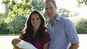 Le prince William et sa femme Catherine ont diffusé mardi les premières photos officielles de leur fils.