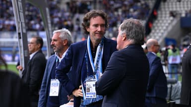 Antoine Arnault en train de discuter avec Pierre Ferracci pendant un match du Paris FC en Ligue 1, le 21 septembre 2025