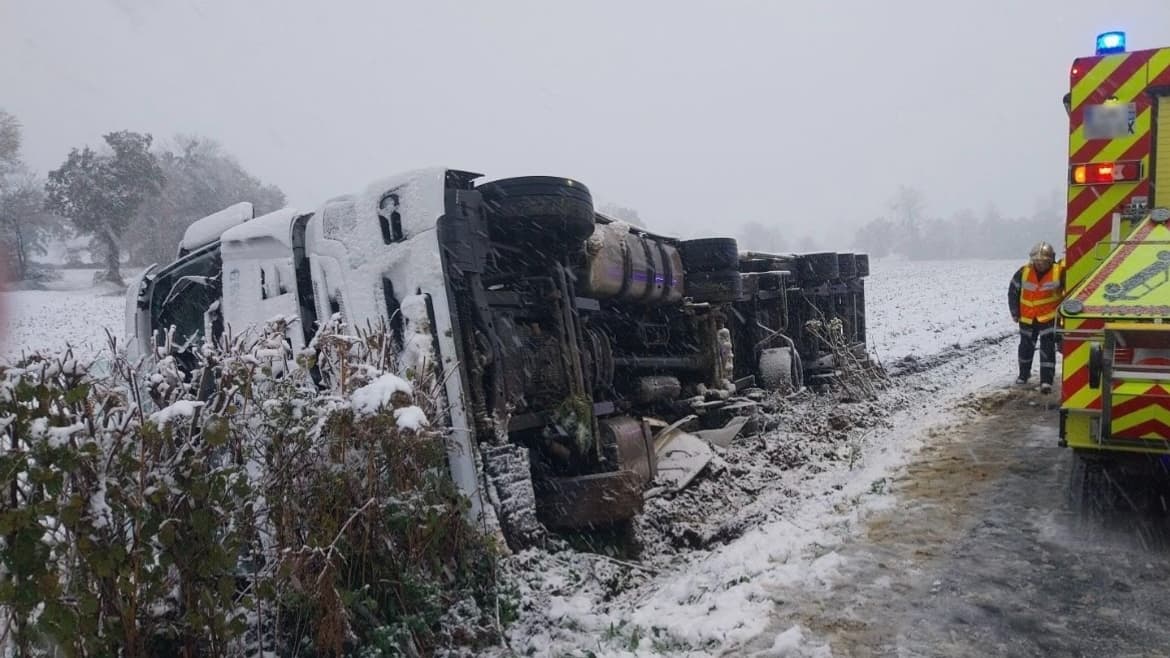 Un accident impliquant un poids lourd dans la Manche le 21 novembre 2024 lors d'un épisode neigeux. Un accident impliquant un poids lourd dans la Manche le 21 novembre 2024 lors d'un épisode neigeux.