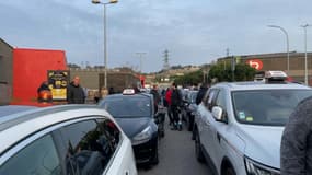 Les chauffeurs de VTC et de taxis manifestent à Marseille contre la hausse des prix du carburant. 