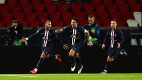 Les joueurs du PSG lors du dernier match disputé en France avant le confinement.