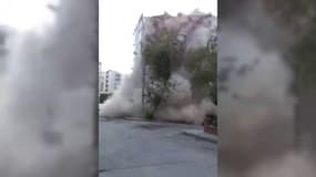Turquie: un immeuble s'effondre, de nombreux dégâts à Izmir suite à un séisme en mer Égée