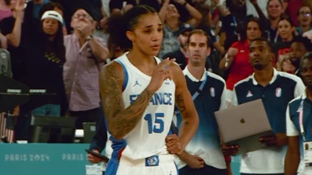 Gabby Williams après son dernier tir au buzzer lors de la finale des JO 2024 entre la France et les Etats-Unis, 11 août 2024 Gabby Williams après son dernier tir au buzzer lors de la finale des JO 2024 entre la France et les Etats-Unis, 11 août 2024