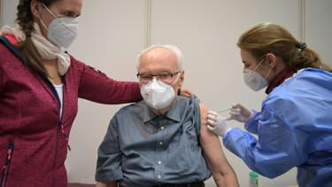 Vaccination d'un homme de 86 ans contre le Covid-19 le 5 janvier 2021 à Potsdam, en Allemagne