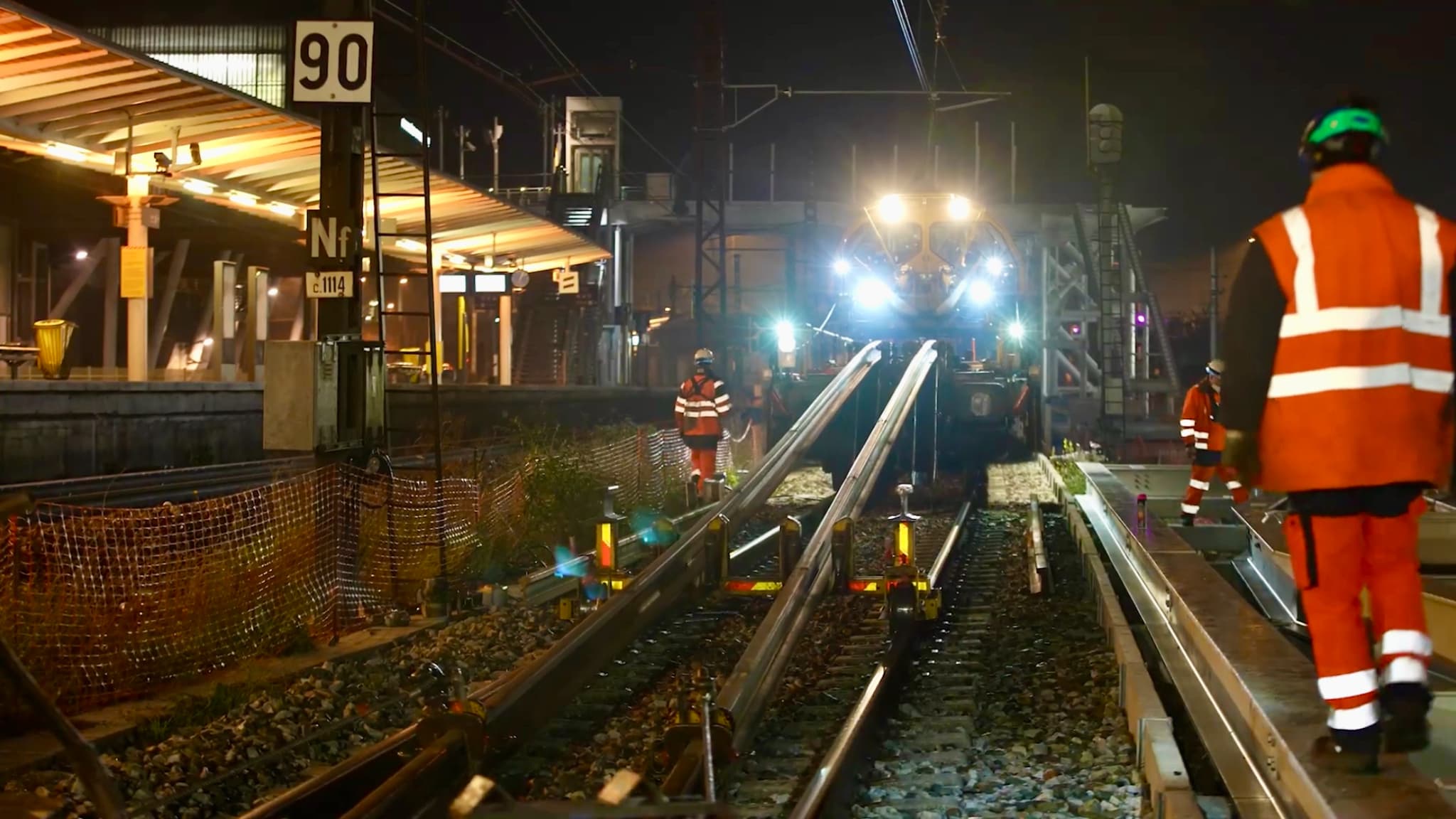 800 MÈTRES DE VOIES REMPLACÉS PAR JOUR: AVEC UN TRAIN-USINE ET 400 OUVRIERS, LA SNCF RÉNOVE LA LIGNE MAUDITE PARIS-ORLÉANS-TOULOUSE QUI DATE DE 1843