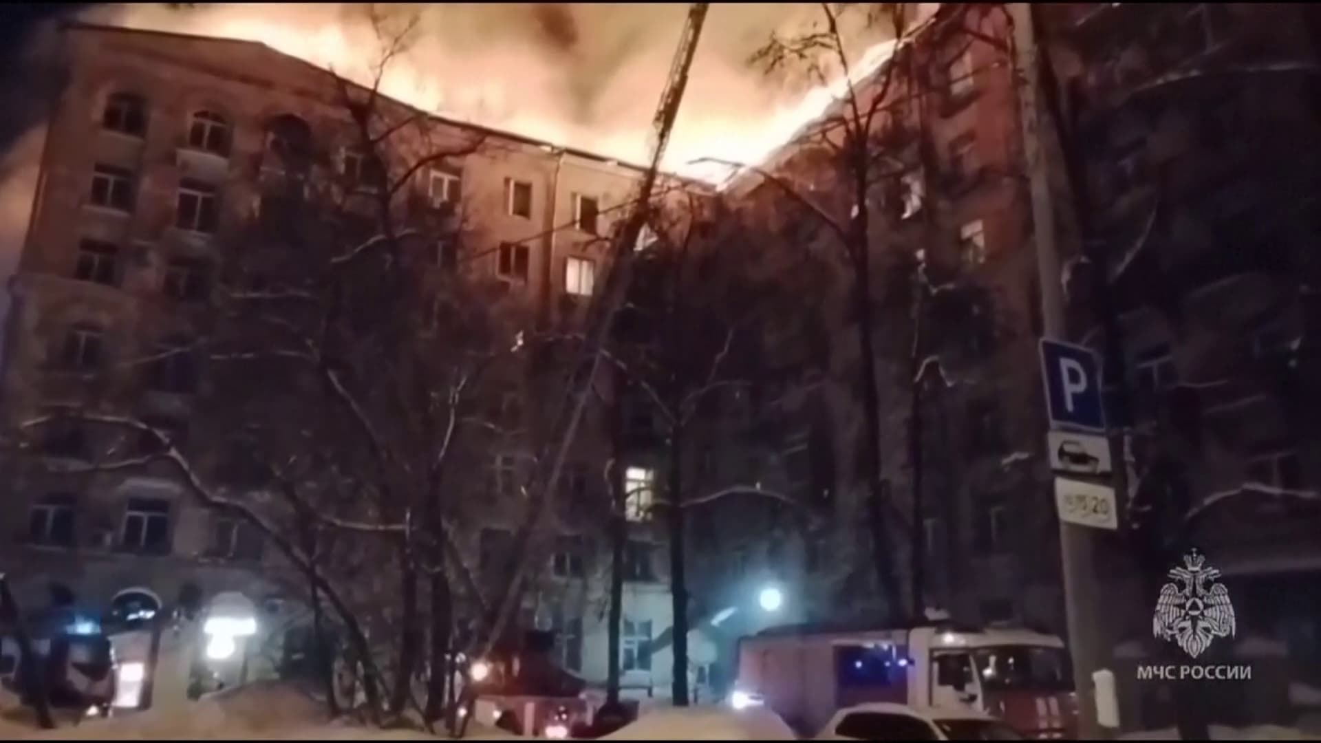 Een enorme brand in een gebouw in Moskou, en “ongeveer 400” mensen werden geëvacueerd