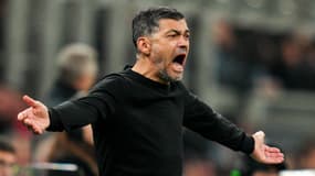 L'entraîneur Sergio Conceiçao furieux pendant un match de l'AC Milan en Serie A, le 2 mars 2025
