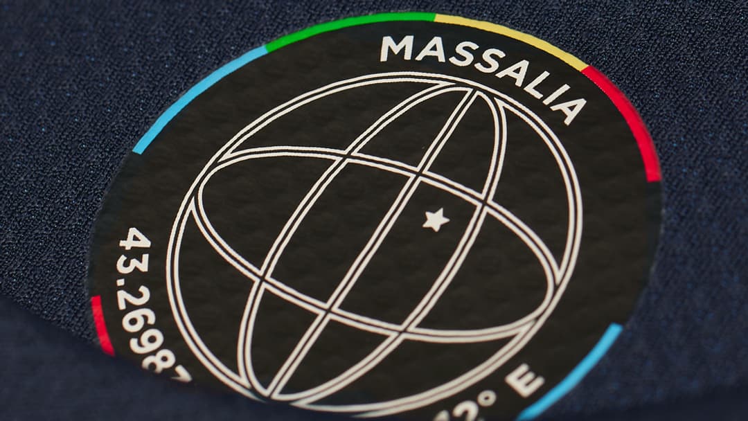 Le logo à l'intérieur du nouveau maillot extérieur de l'OM