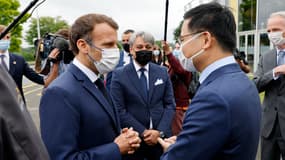 En présence du directeur général de Renault, Luca De Meo (au centre sur la photo), Emmanuel Macron (à gauche) a officialisé l'implantation d'Envision à Douai. Lei Zhang (à droite), son PDG, était également présent.