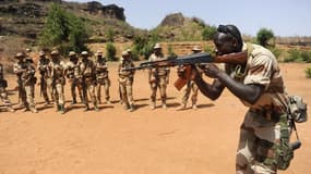 Lors d'une séance de formation de soldats maliens par des officiers français à Koulikoro, à une cinquantaine de kilomètres de Bamako, au début du mois. Les interventions majeures de l'armée française au Mali sont terminées et l'après-guerre a commencé, a