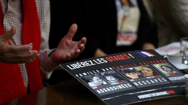 Une pancarte avec des portraits de victimes lors d'une conférence de presse des représentants des familles des otages français à Gaza, à l'ambassade d'Israël à Paris, le 6 février 2024