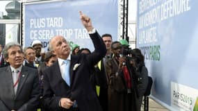 Laurent Fabius visite les installations de la COP21 au Bourget, le 8 novembre 2015.