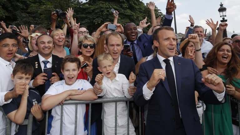 Emmanuel Macron encourage les Bleus avant la finale