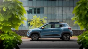 La Dacia Spring offre un format très compact, à peine plus grand qu'une Twingo.