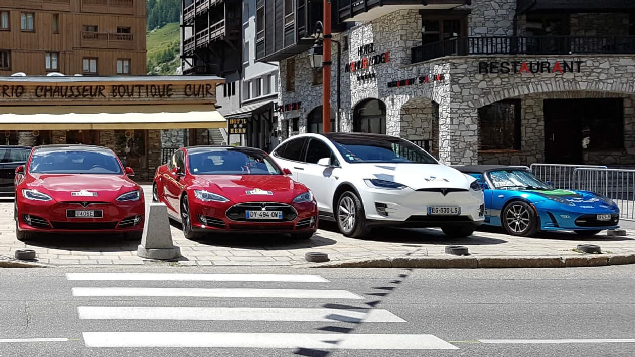 Le Model X prêt à participer au rallye eMotion Tour, avec des Tesla Model S et un Roadster. Le Model X prêt à participer au rallye eMotion Tour, avec des Tesla Model S et un Roadster.