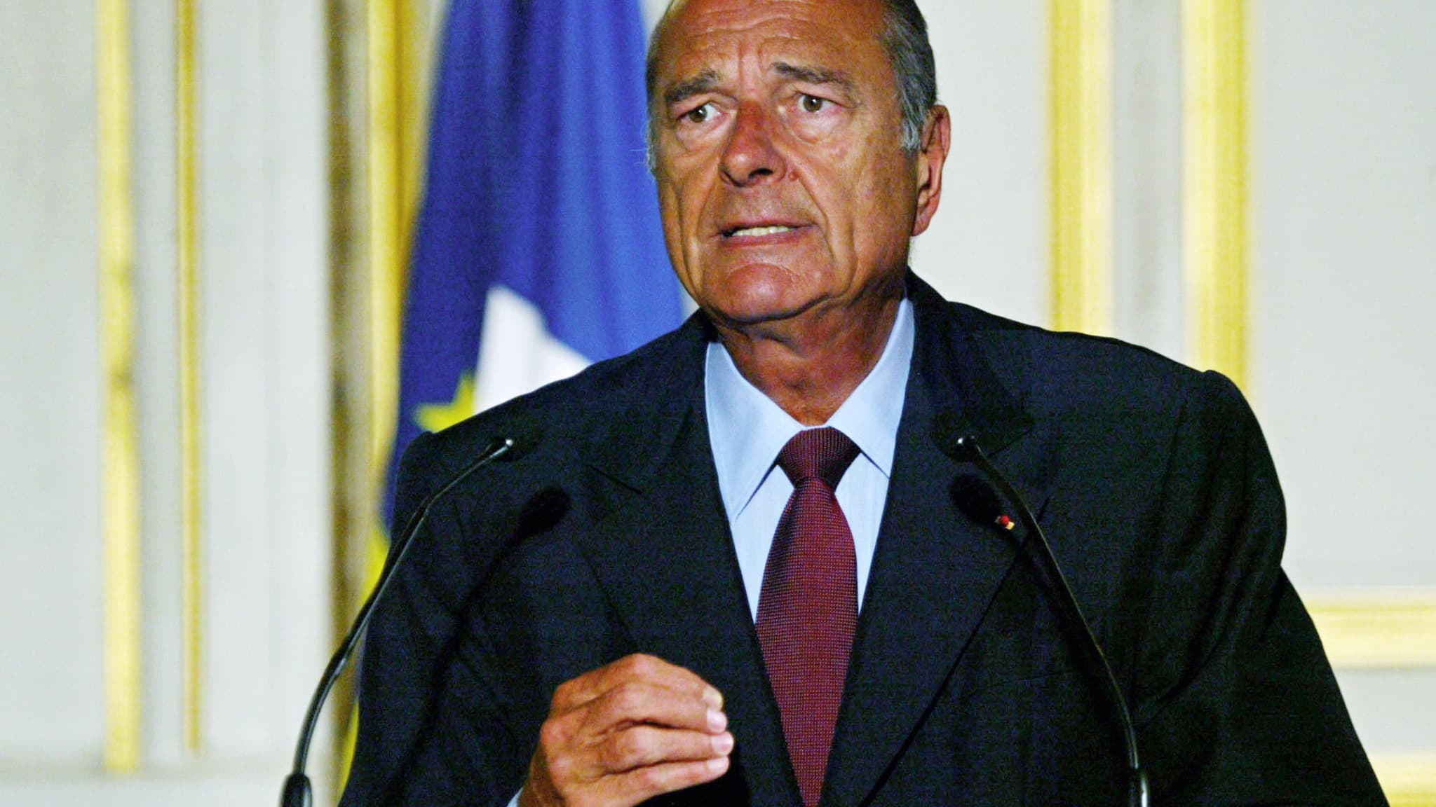 Le président Jacques Chirac s'exprimant pour la première fois, depuis l'Elysée le 21 août 2003, sur la canicule qui vient de décimer la population âgée. Le président Jacques Chirac s'exprimant pour la première fois, depuis l'Elysée le 21 août 2003, sur la canicule qui vient de décimer la population âgée.