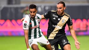  Merwan Ifnaoui du Red Star au duel avec l'Ajaccien Julien Anziani en Ligue 2, le 26 août 2024