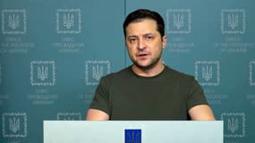 Le président ukrainien Volodymyr Zelensky s'adresse à ses concitoyens et au monde par video le 27 février 2022 depuis Kiev
