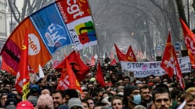 Des manifestants défilent à Lyon, le 7 mars 2023, contre la réforme des retraites 