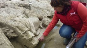 Véronique Brunet-Gaston, responsable du chantier de fouilles, présente une sculpture découverte à Pont-Sainte-Maxence.