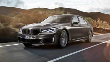 Cette M760Li XDrive dégage 608 chevaux de son V12 6.6 bi-turbo et un couple moteur de 800 Nm. Impressionnant.
