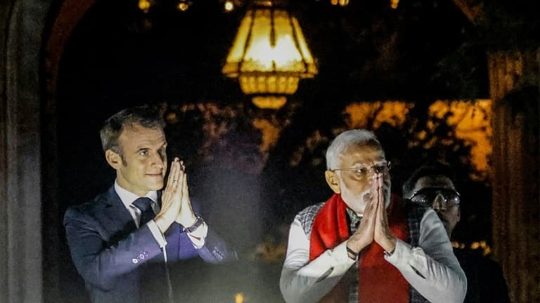 Le président français Emmanuel Macron (g) et le Premier ministre indien Narendra Modi à Jaipur, en Inde, le 25 janvier 2024