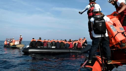 Des migrants au large de la Libye en passe d'être secourus photographiés le 12 mai