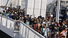 Les migrants, parmi lesquels des enfants et des personnes en fauteuil roulant, ont traversé l'un des principaux pont sur le Danube sans être inquiétés par les forces de l'ordre.