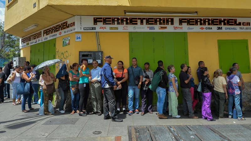 Des Vénézuéliens font la queue à Caracas pour acheter de la nourriture en juin 2017