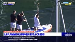 La flamme chez nous: le relais olympique arrive en paddle dans la calanque de Port-Miou à Cassis