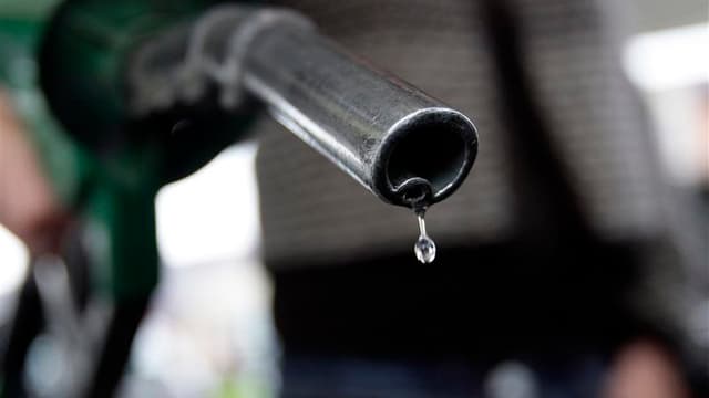 La hausse des prix des carburants s'ajoute à une longue liste de problèmes économiques pour Nicolas Sarkozy, à un mois de l'élection présidentielle, pour laquelle les sondages le donnent toujours battu par François Hollande. /Photo d'archives/REUTERS/Darr