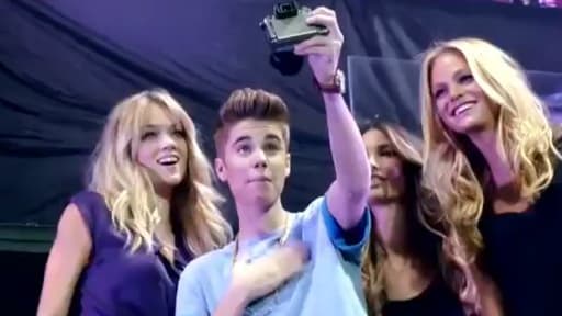 Justin Bieber entouré par les mannequins de Victoria Secret.