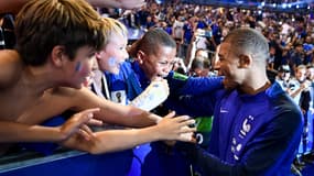 Kylian Mbappé avec de jeunes supporters le 10/09/2018	