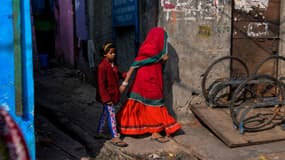 Une femme et sa fille à New Delhi, le 20 décembre 2016 (photo d'illustration).