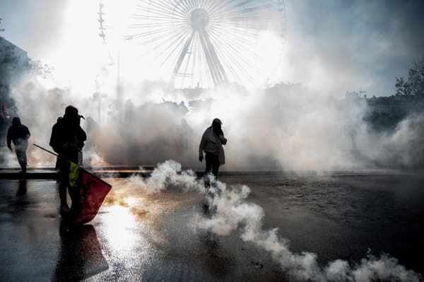 Manifestation contre la réforme des retraites à Lyon: premiers incidents en marge du cortège
Manifestation contre la réforme des retraites à Lyon: premiers incidents en marge du cortège