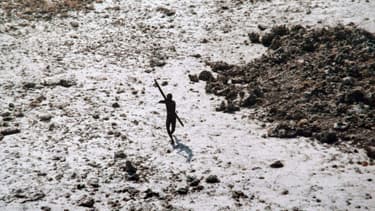 Une photo prise depuis un hélicoptère par un garde-côte indien, lors du tsunami de 2004, montre un membre du peuple Sentinelle en train de le viser avec son arc.