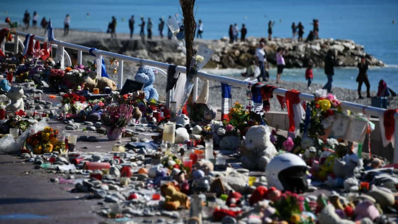 Des fleurs déposées en hommage aux victimes de l'attentat de Nice sur la promenade des Anglais (photo d'illustration)